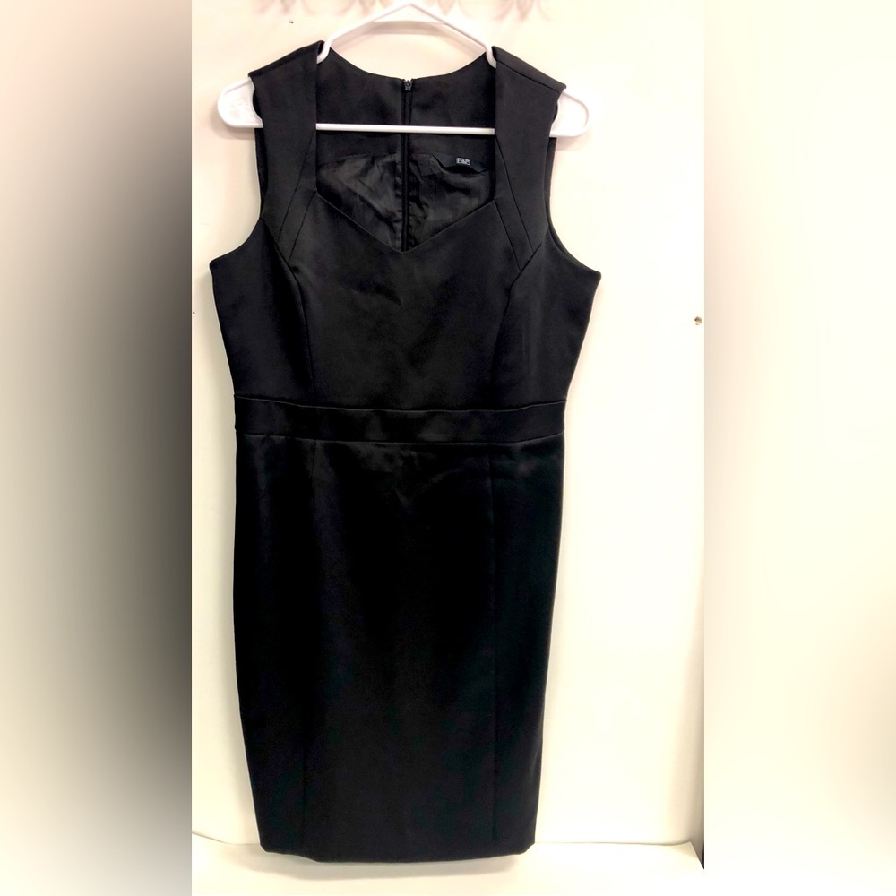 SLEEVELESS F&F SHEATH DRESS BLACK SILKY BAND WAIST KNEE LENGTH BACK SLIT  40 eu